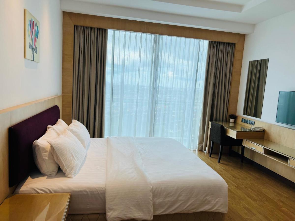 Imperial Grand Suite Apartment Kuching Exterior foto